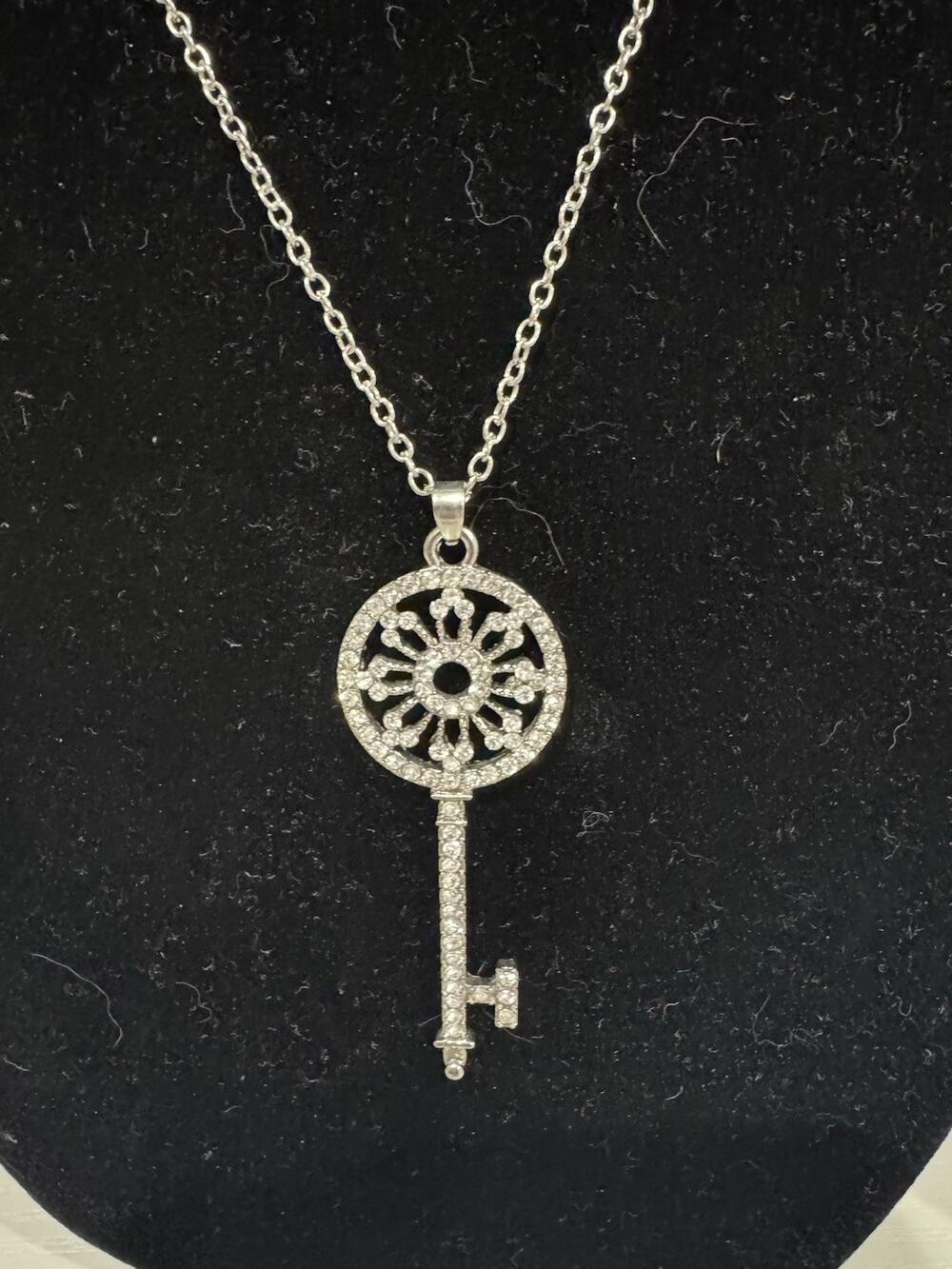 Stunning Retro Key Necklace Silver Tone